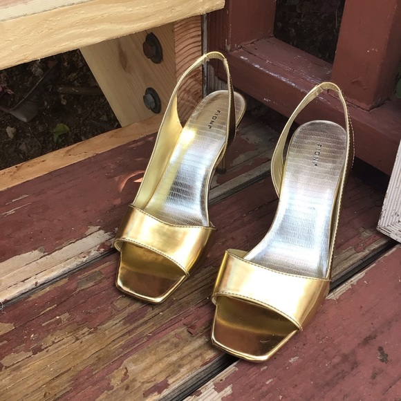 Gold High Heels Shoe - Picture 4 of 9